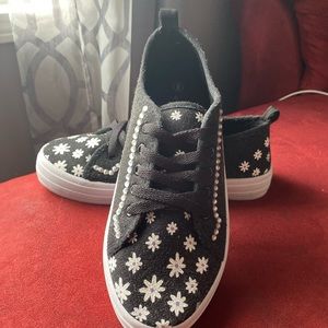 Daisy painted shoes